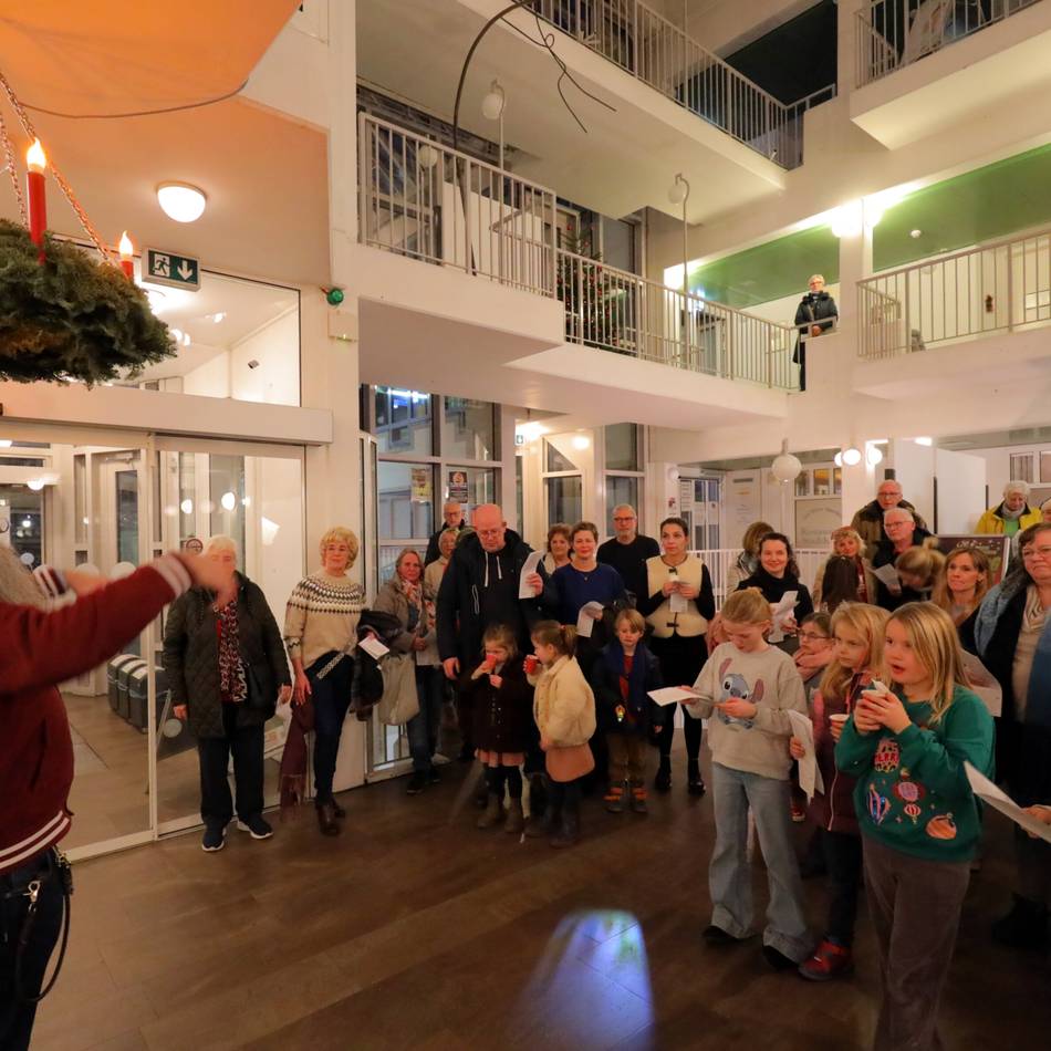 Aktion der Kirchengemeinde im Stadthaus: Singend auf das Weihnachtsfest eingestimmt