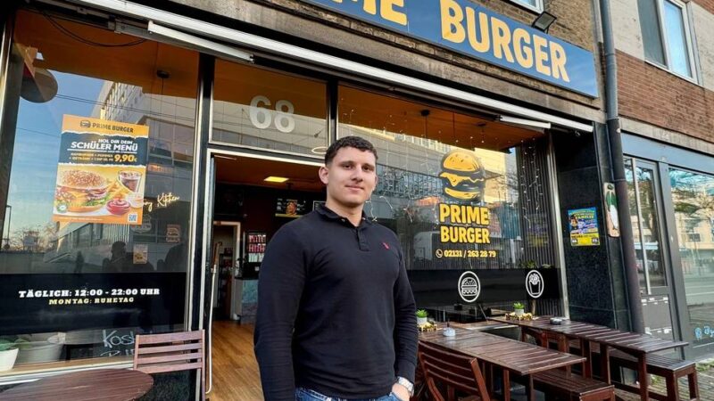 Angehender Abiturient (19) hat eigenen Burgerladen in Neuss: Vom Flüchtling zum Restaurant-Besitzer