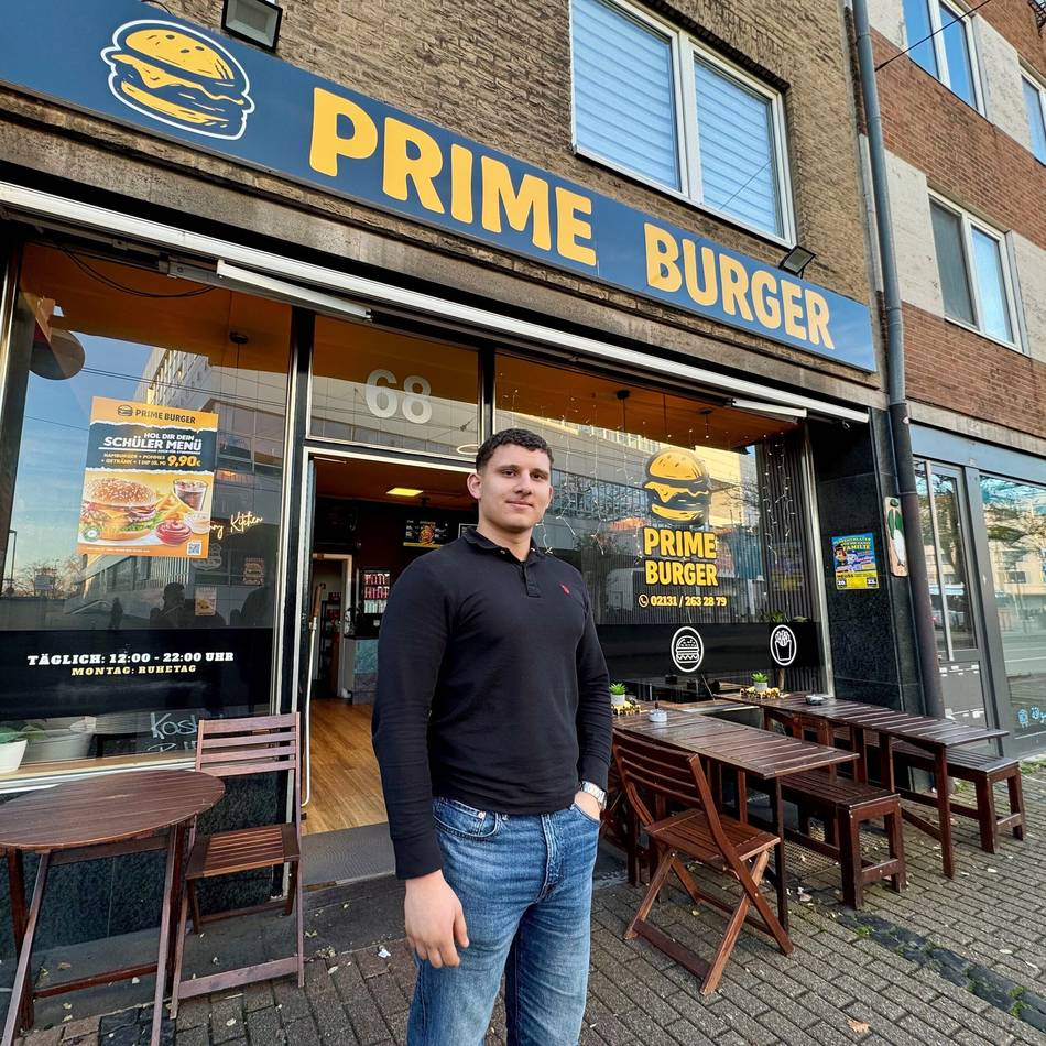 Angehender Abiturient (19) hat eigenen Burgerladen in Neuss: Vom Flüchtling zum Restaurant-Besitzer
