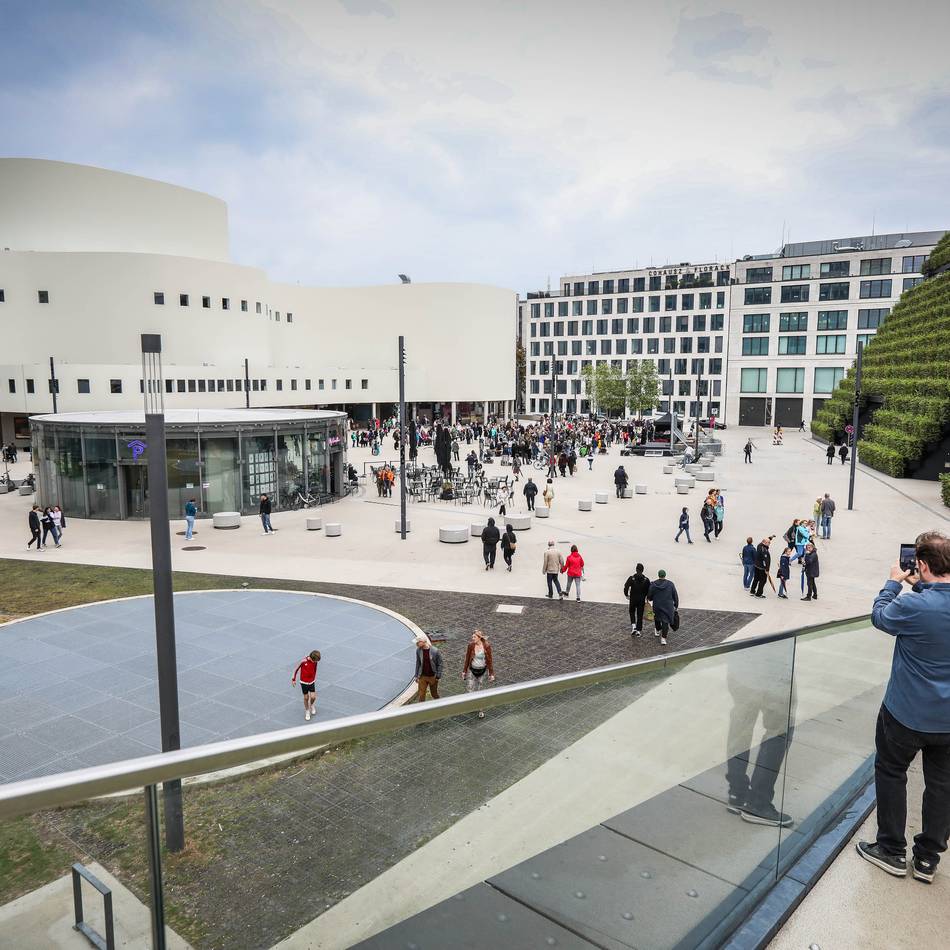 Nach einer Debatte in Österreich: Platz vor dem Schauspielhaus bekommt ein vier Meter hohes Kunstwerk