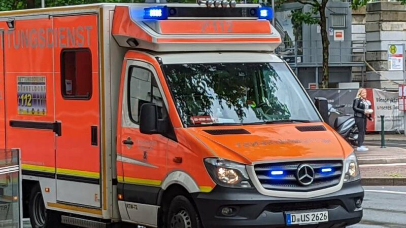 Unfall in Düsseldorf-Bilk: Mann liegt schwer verletzt am Straßenrand