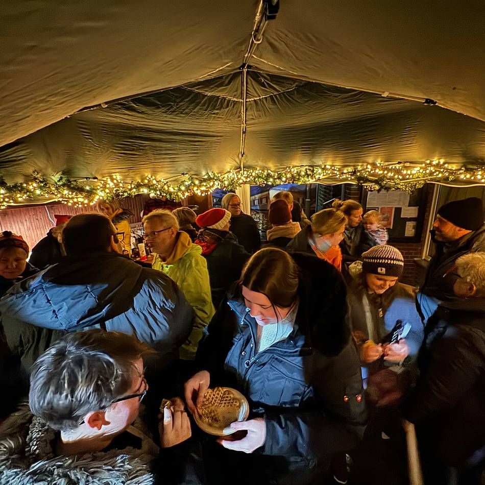 Weihnachtsmarkt in Oekhoven: Tannenbaum-Weitwurf und Whisky aus Israel