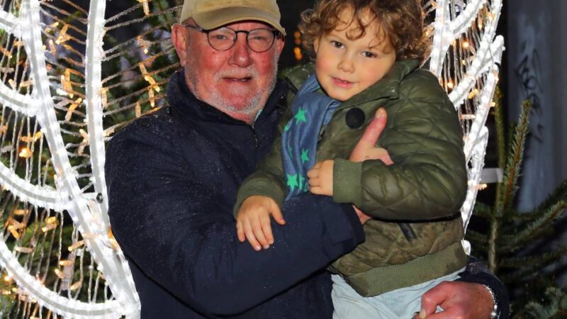 Welche Idee dahinter steckt: Xantens neue Weihnachtsbeleuchtung steht und hängt