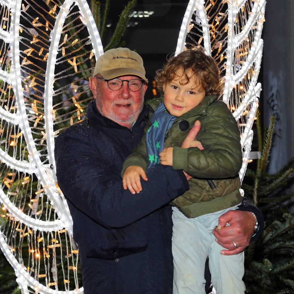 Welche Idee dahinter steckt: Xantens neue Weihnachtsbeleuchtung steht und hängt