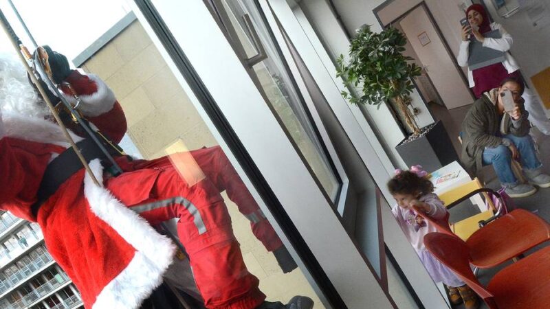 Kurioses Schauspiel am Neusser Lukaskrankenhaus: Wenn aus Höhenrettern Nikoläuse werden