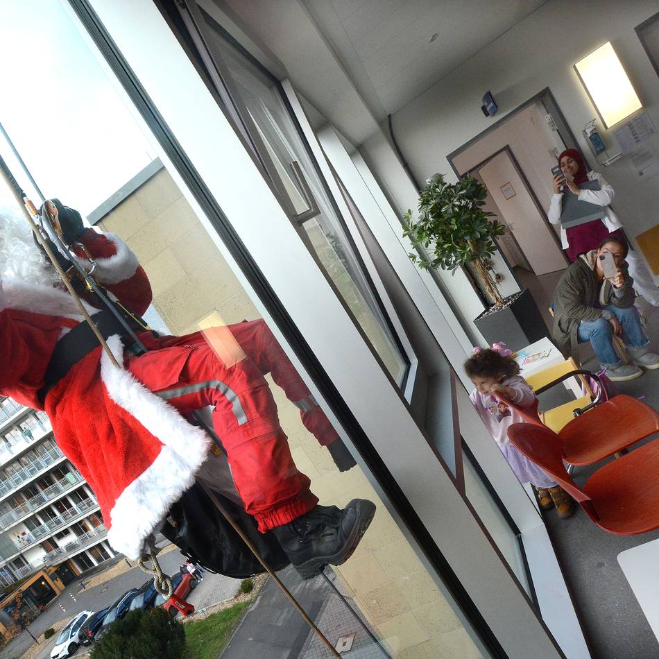 Kurioses Schauspiel am Neusser Lukaskrankenhaus: Wenn aus Höhenrettern Nikoläuse werden