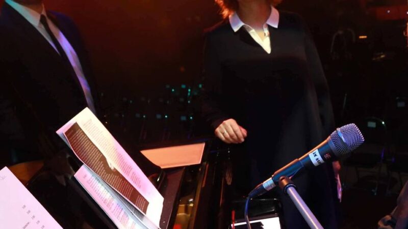 Kultur in Leverkusen: Glitzer, Comedy und kölsche Lieder im Advent im Scala