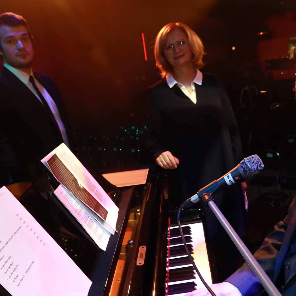 Kultur in Leverkusen: Glitzer, Comedy und kölsche Lieder im Advent im Scala