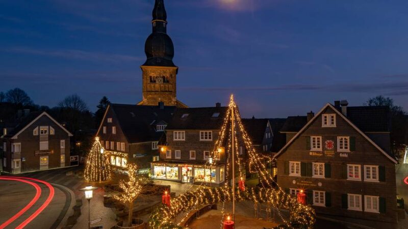 Größter Adventskranz in Wermelskirchen: Wohltätig schöne Weihnachtsgrüße aus Wermelskirchen