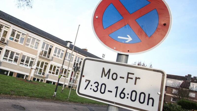 Stadt Grevenbroich kündigt Kontrollen an: Kampf gegen Elterntaxis an Grundschule – striktes Halteverbot eingerichtet