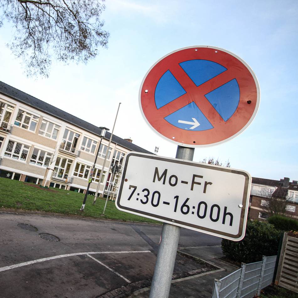 Stadt Grevenbroich kündigt Kontrollen an: Kampf gegen Elterntaxis an Grundschule – striktes Halteverbot eingerichtet