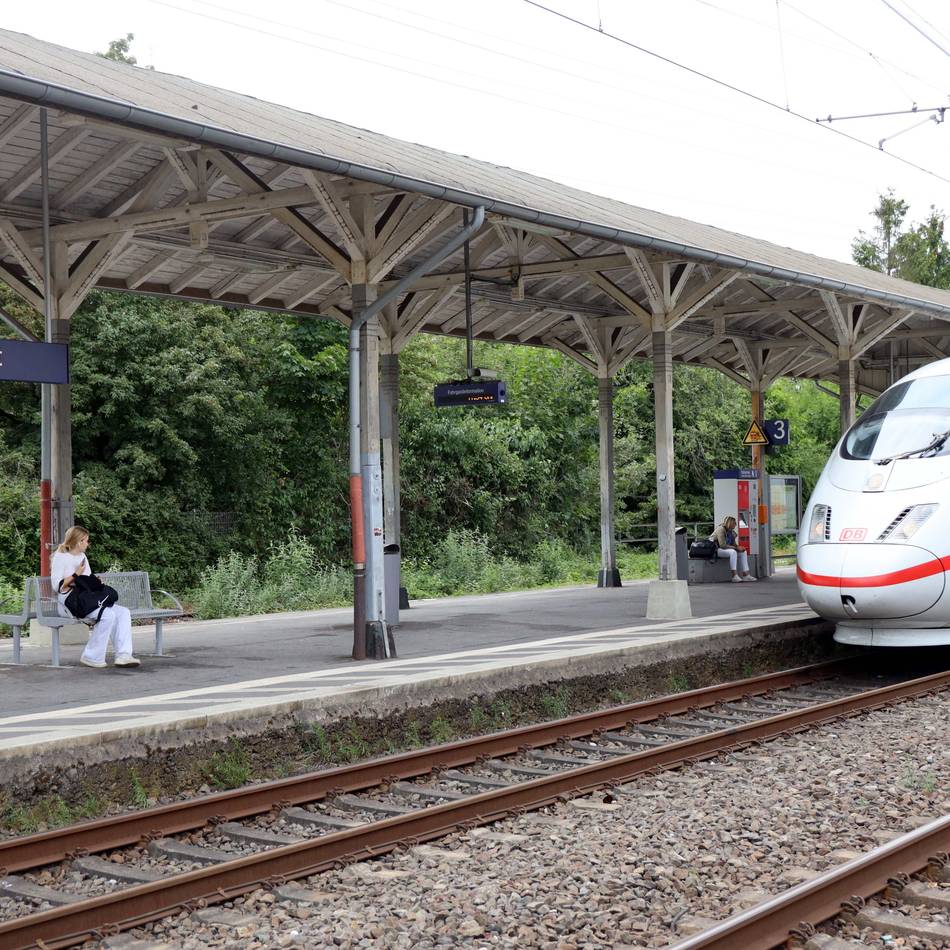 Expressbusse in Leverkusen im Einsatz: Vor großer Sanierung — Bahnstrecke in Weihnachtsferien gesperrt