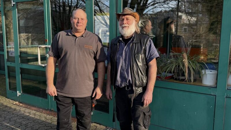 Wolfgang Kaiser übergibt an Frank Decker: „Wachwechsel“ an Hückeswagener Halle und Grundschule