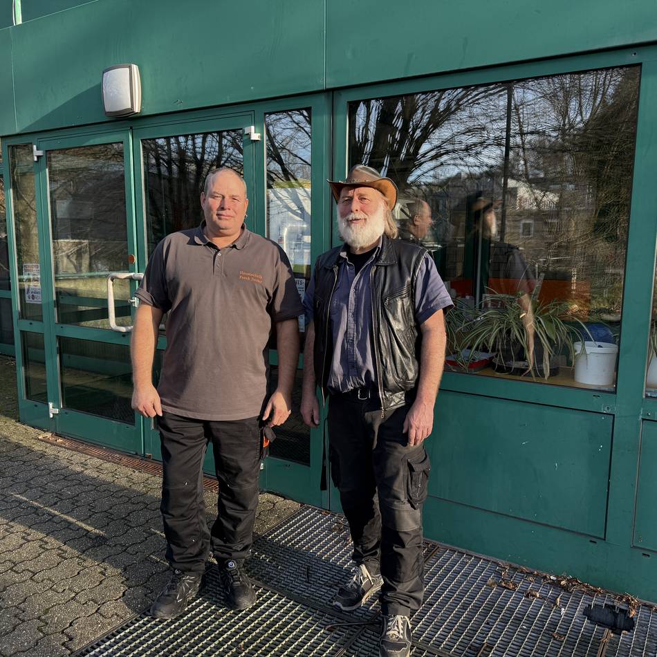 Wolfgang Kaiser übergibt an Frank Decker: „Wachwechsel“ an Hückeswagener Halle und Grundschule