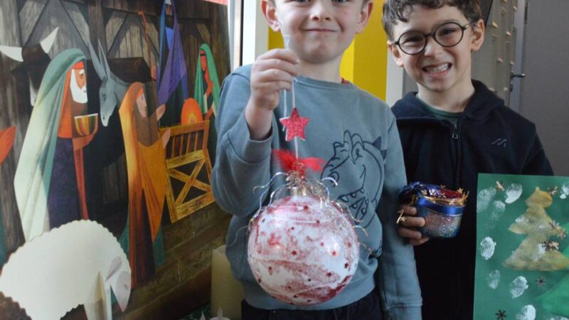 Weihnachtlicher Besuch in Wermelskirchener Kindergärten: Bei Jesu‘ Geburt waren „auf jeden Fall Hunde“ im Stall