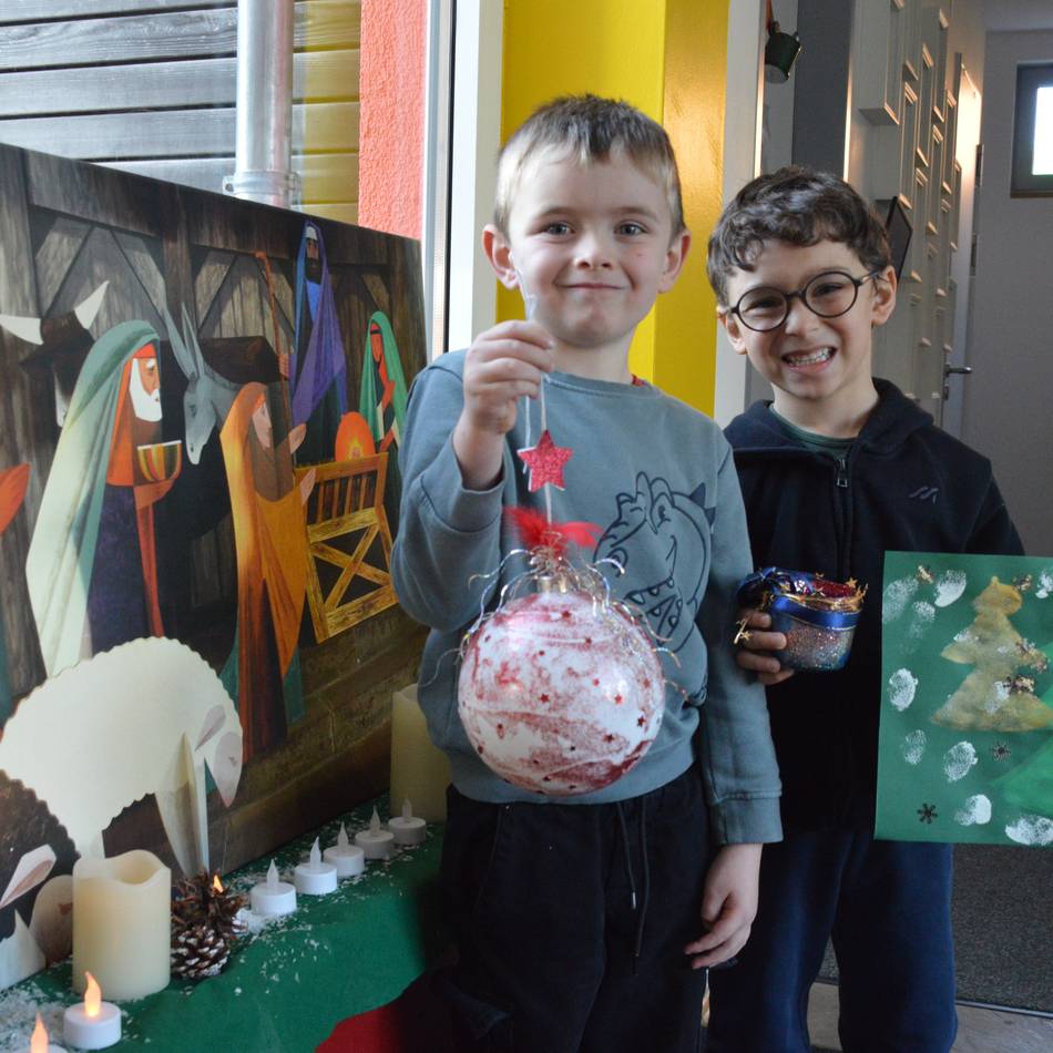 Weihnachtlicher Besuch in Wermelskirchener Kindergärten: Bei Jesu‘ Geburt waren „auf jeden Fall Hunde“ im Stall