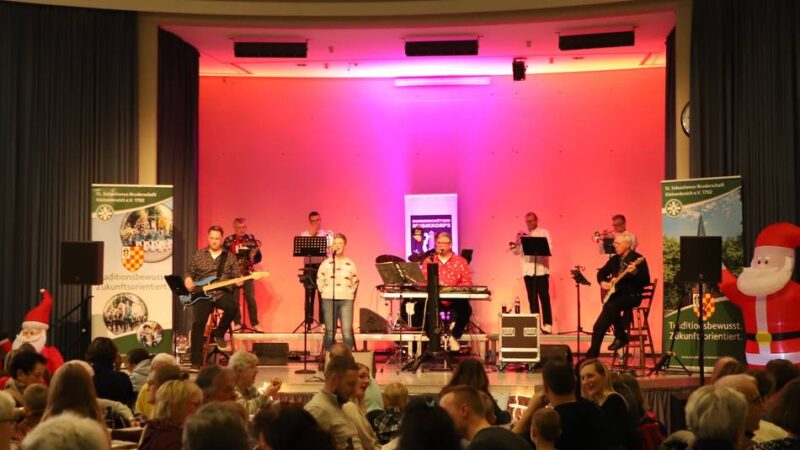 Weihnachtsbaum-Schmücken in Kleinenbroich: Mit dem Feuerwehrauto zum Mitsingkonzert der Bruderschaft