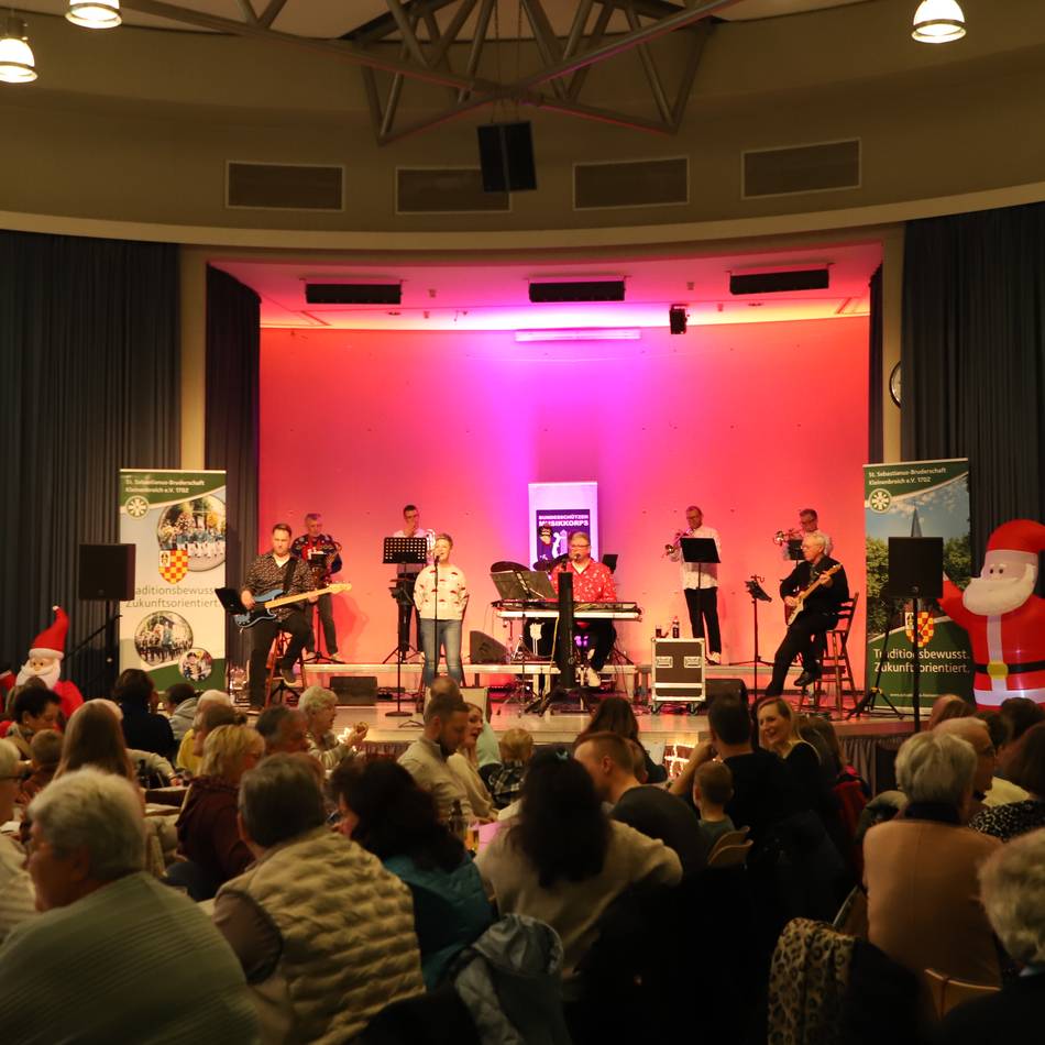 Weihnachtsbaum-Schmücken in Kleinenbroich: Mit dem Feuerwehrauto zum Mitsingkonzert der Bruderschaft