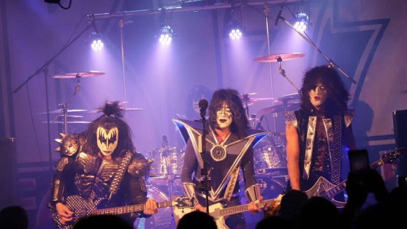 Konzert in Mönchengladbach: „Kiss Forever Band“ zündet im TIG ein lautes Adventsfeuerwerk