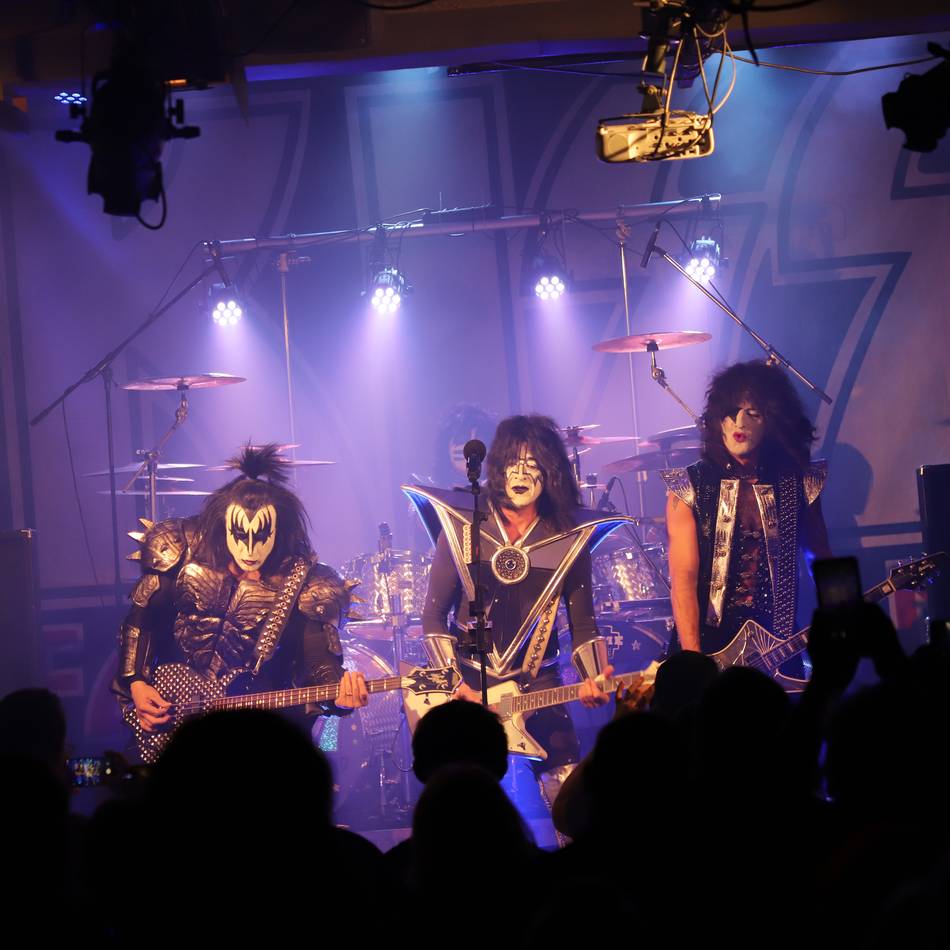 Konzert in Mönchengladbach: „Kiss Forever Band“ zündet im TIG ein lautes Adventsfeuerwerk