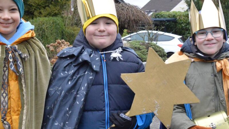 Unterwegs mit den Sternsingern in Hückeswagen: „Wir machen das, um armen Kindern zu helfen“