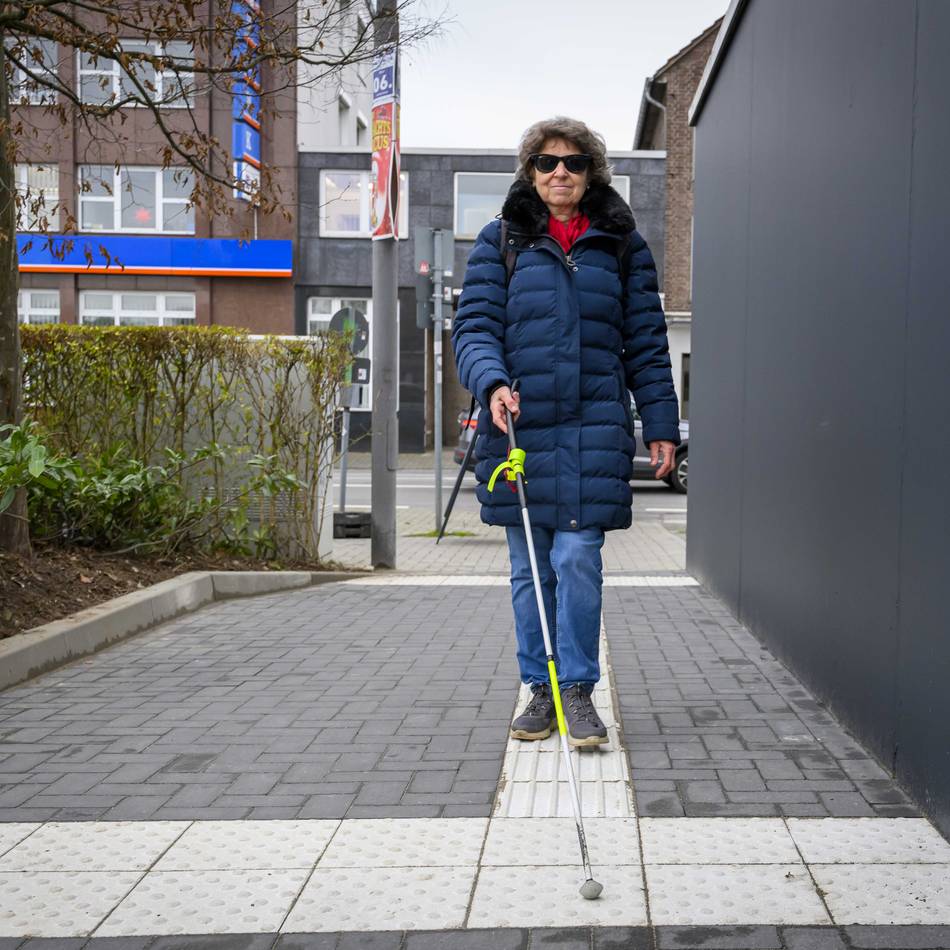 Kaarster „Blindgänger“ testen Leitsystem auf Rewe-Parkplatz: „Endlich hat jemand an uns gedacht“