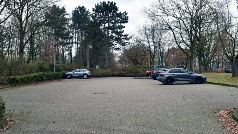 Parkdruck in Hackenbroich: Klinikparkplatz leer, drumherum „Hindernislauf“