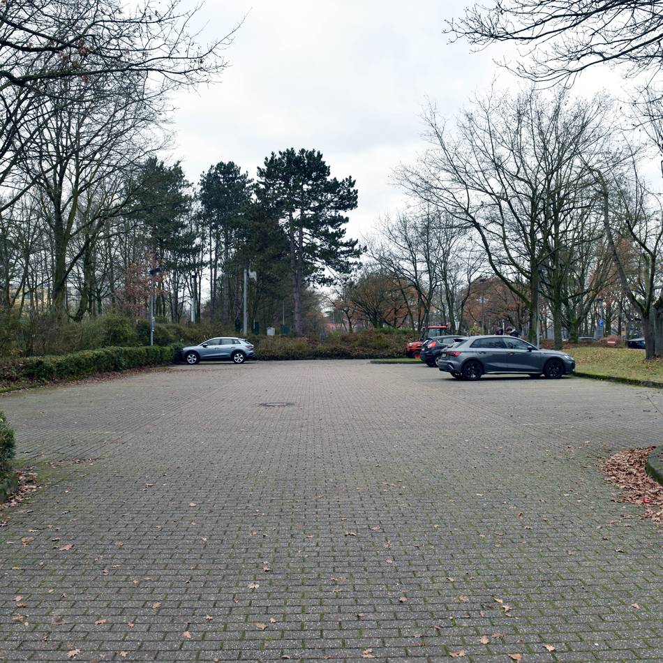 Parkdruck in Hackenbroich: Klinikparkplatz leer, drumherum „Hindernislauf“