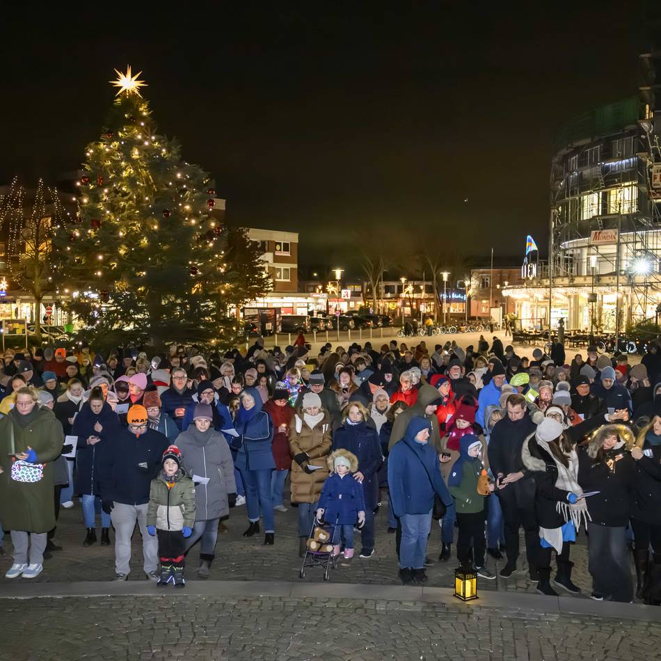 In der Stadtmitte: 300 Kaarster singen für den Frieden