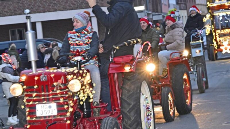 In Schelsen, Giesenkirchen und Jüchener Dörfern: Landwirte setzen leuchtendes Zeichen bei Lichterfahrt