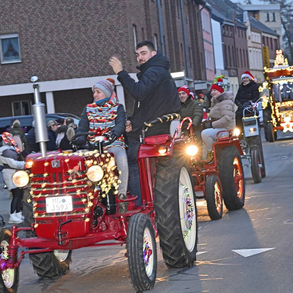 In Schelsen, Giesenkirchen und Jüchener Dörfern: Landwirte setzen leuchtendes Zeichen bei Lichterfahrt