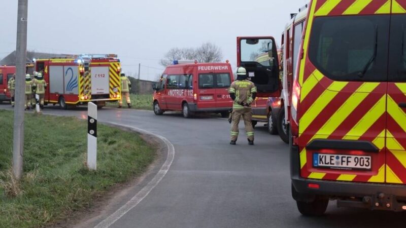 Zwei Verletzte: Feuerwehr löscht Brand in Scheune in Kleve