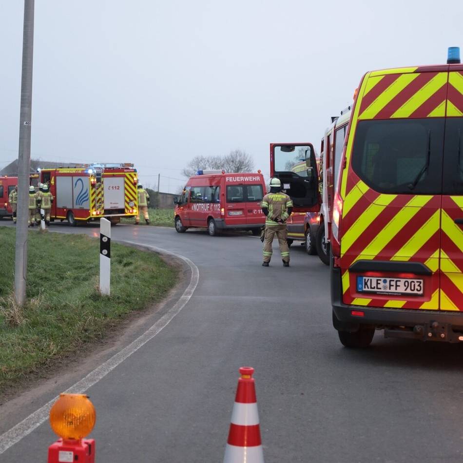 Zwei Verletzte: Feuerwehr löscht Brand in Scheune in Kleve
