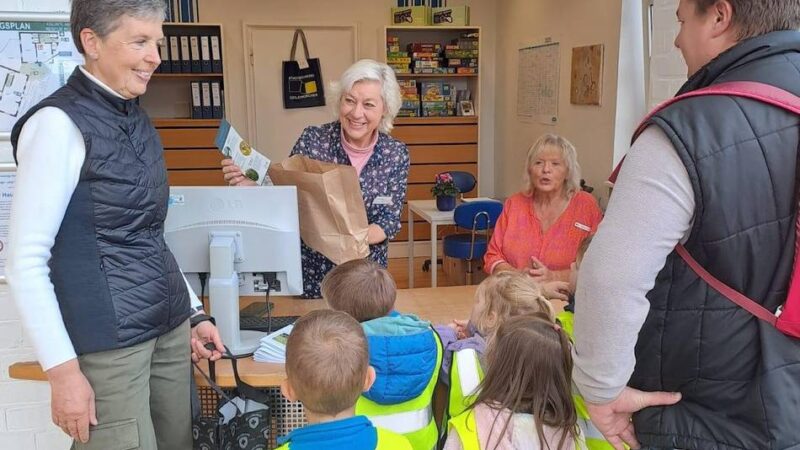 Naturbildung im Kreis Heinsberg: Kinder pflanzen 14.000 Blumenzwiebeln für Insekten