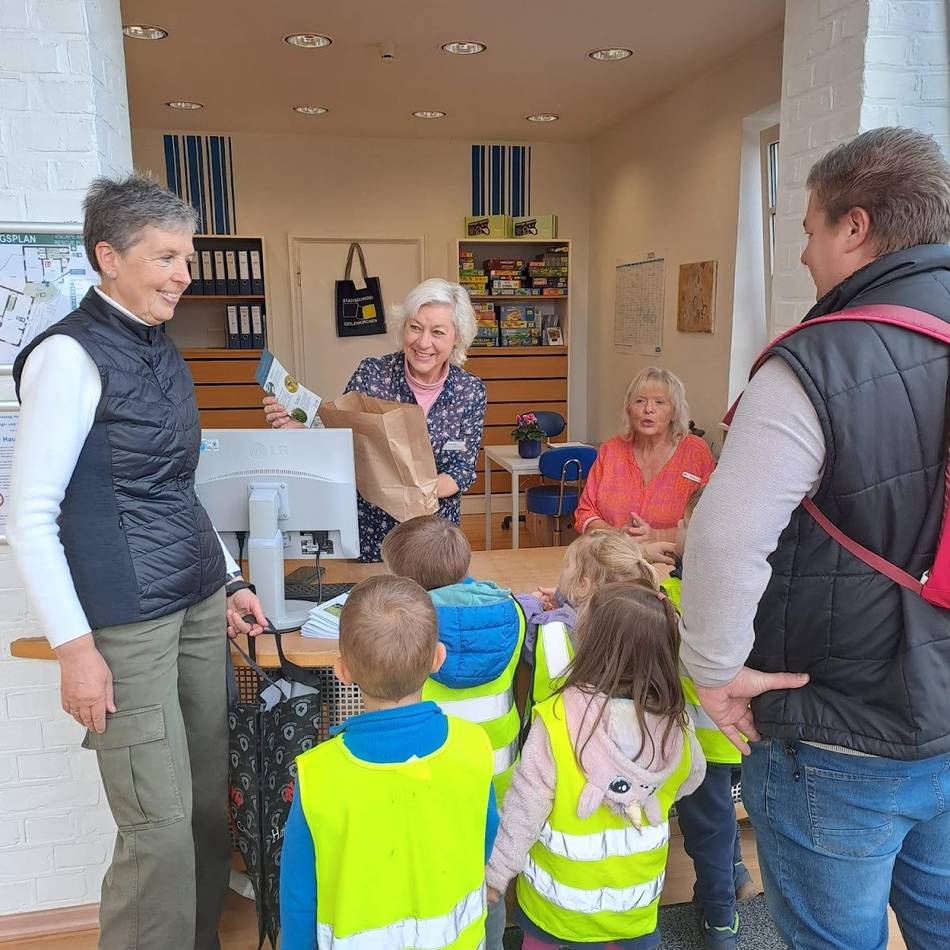 Naturbildung im Kreis Heinsberg: Kinder pflanzen 14.000 Blumenzwiebeln für Insekten