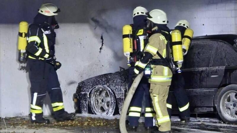 Polizei ermittelt: Auto gerät in Kalkar unter Carport in Flammen