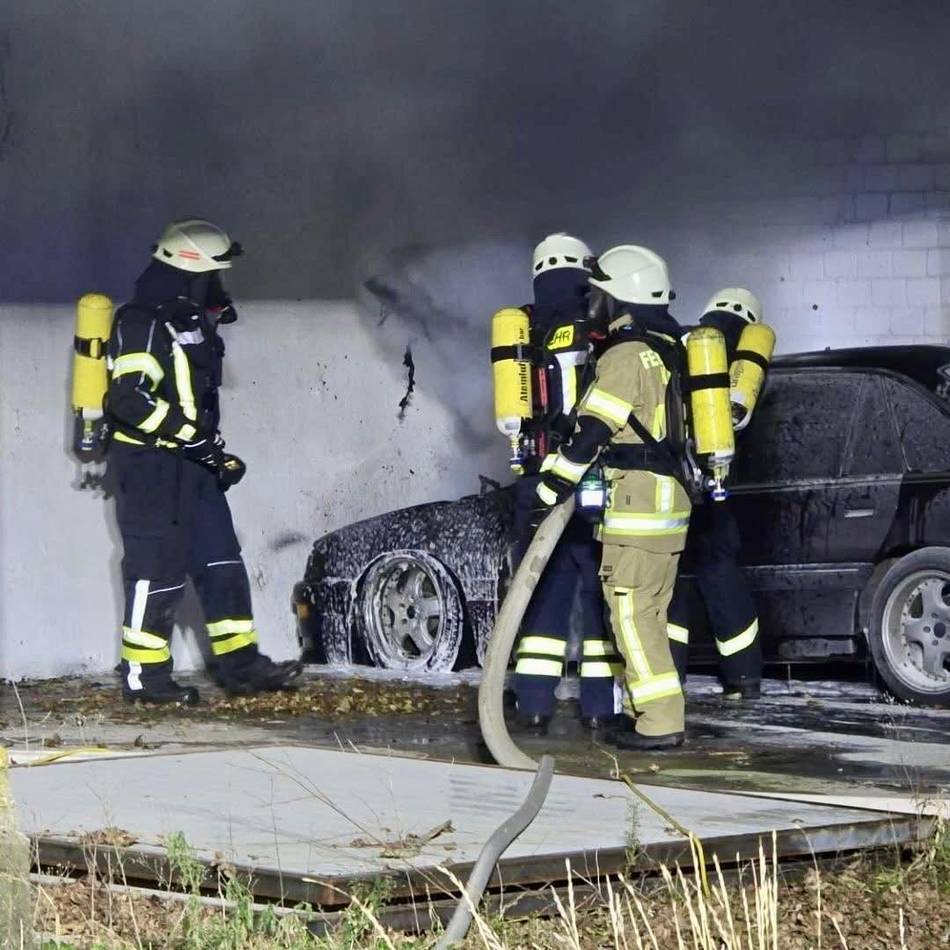 Polizei ermittelt: Auto gerät in Kalkar unter Carport in Flammen