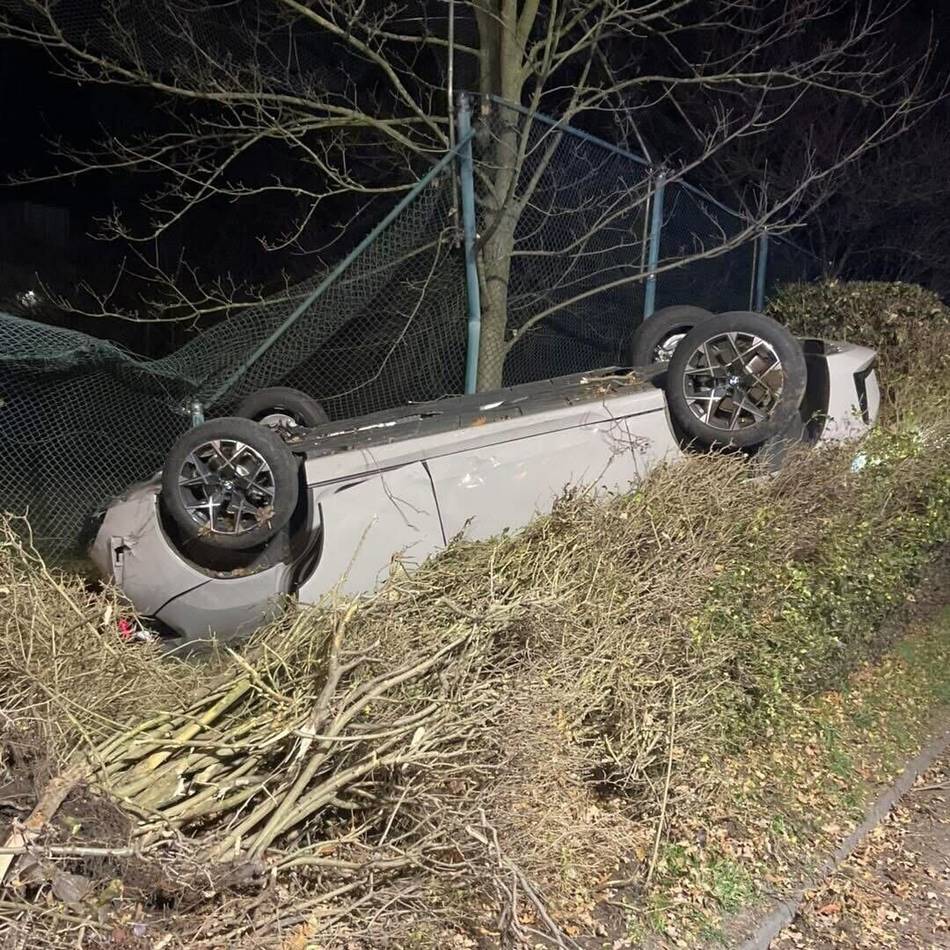 Unfall in Grevenbroich: Raserei an Heiligabend endet mit Überschlag