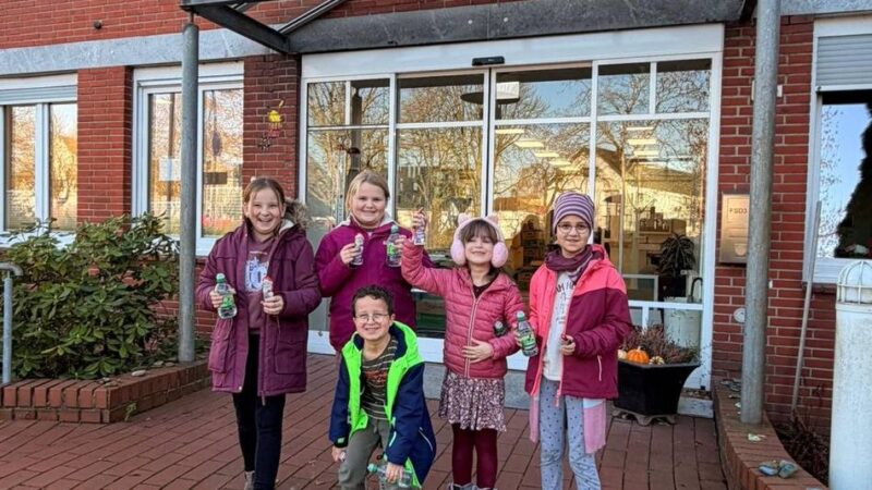Überraschung in Rheinberg: Grundschüler vom Annaberg bringen Karten ins Haus am Außenwall