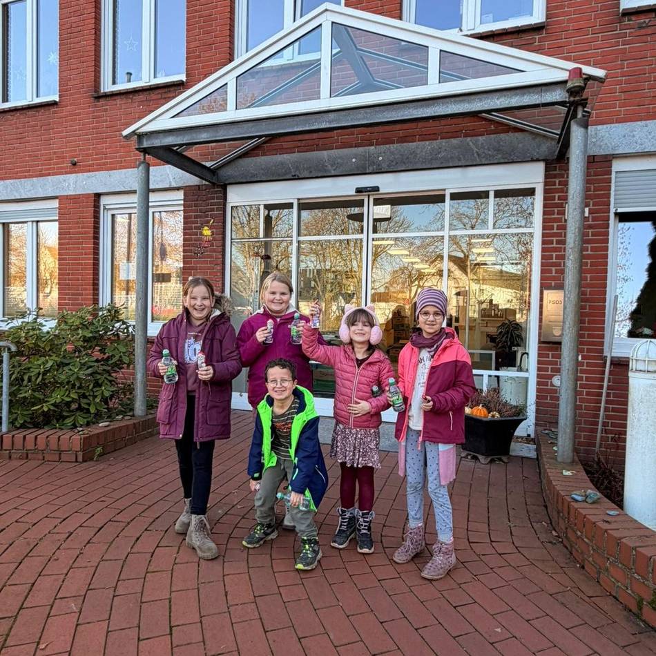 Überraschung in Rheinberg: Grundschüler vom Annaberg bringen Karten ins Haus am Außenwall