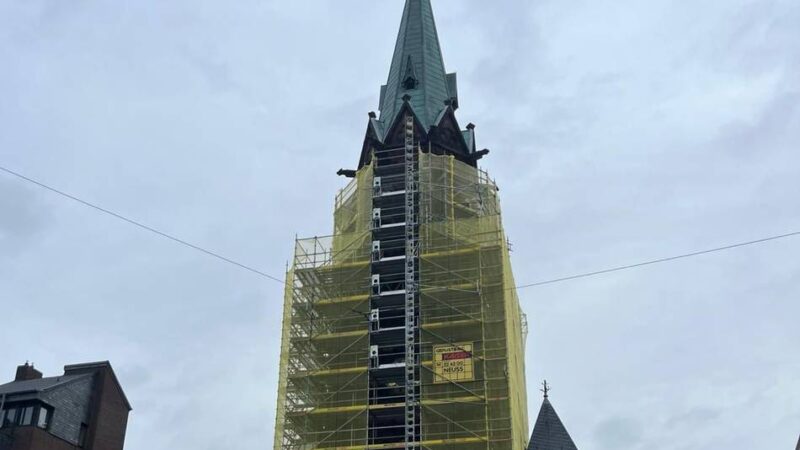 Kirchensanierung in Viersen: Sicherungsarbeiten am Turm der Kreuzkirche haben begonnen