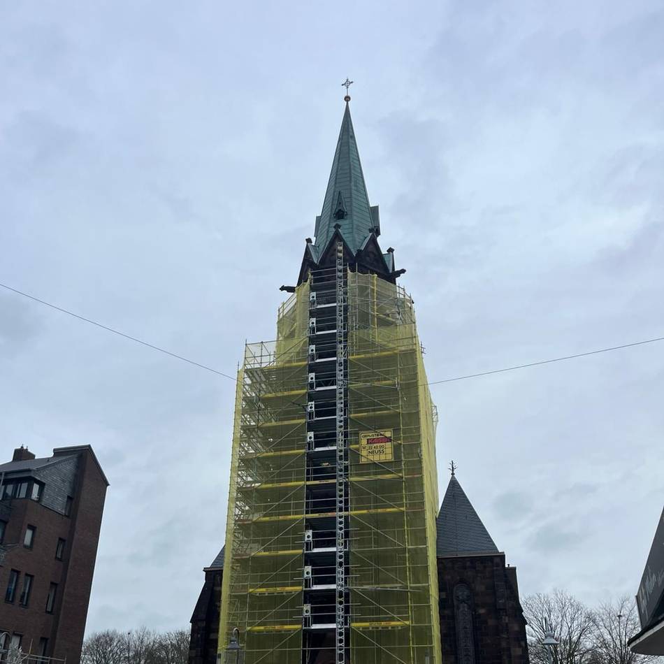Kirchensanierung in Viersen: Sicherungsarbeiten am Turm der Kreuzkirche haben begonnen