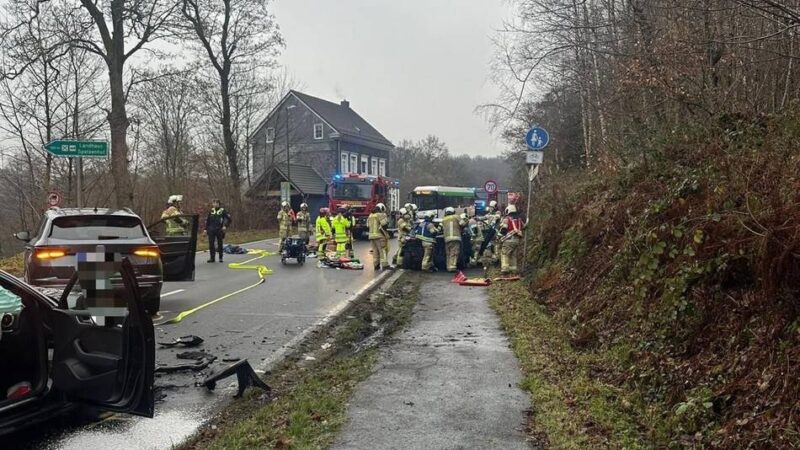 Verkehrsunfall in Wermelskirchen: Verletzte Person befreit aus kollidiertem Fahrzeug