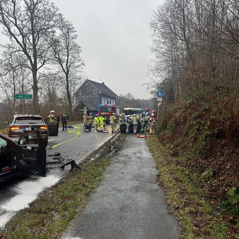 Verkehrsunfall in Wermelskirchen: Verletzte Person befreit aus kollidiertem Fahrzeug