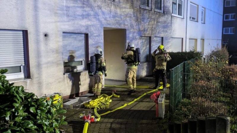 Brand in der Neuschäferhöhe in Wermelskirchen: Feuerwehr bringt 55 Menschen in Sicherheit