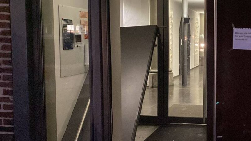 Auto kracht in Mönchengladbacher Kirche: „Der Engel über der Türe hat seinen Dienst voll und ganz erfüllt“