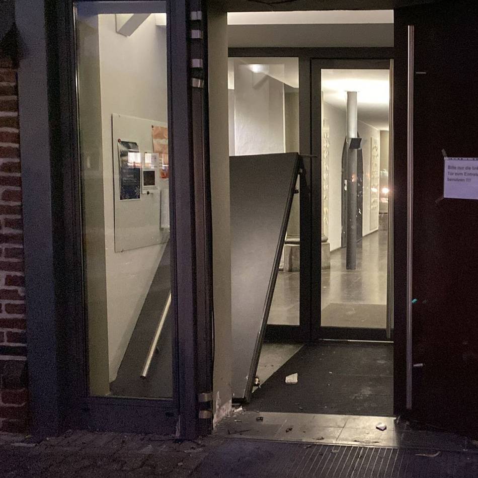 Auto kracht in Mönchengladbacher Kirche: „Der Engel über der Türe hat seinen Dienst voll und ganz erfüllt“