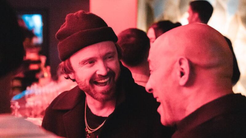Bekannt aus „Breaking Bad“: „Als ob er seit Jahren in Düsseldorf lebt“ – Aaron Paul feiert im Medienhafen