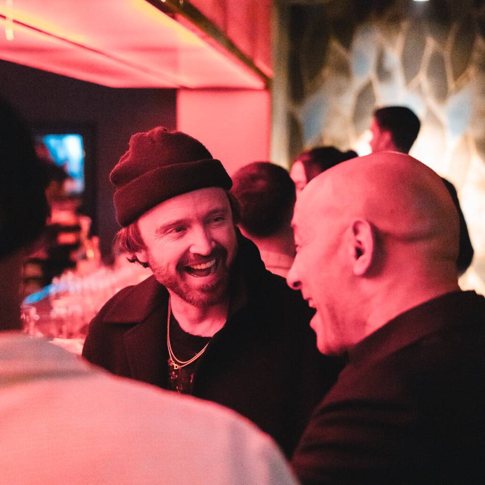 Bekannt aus „Breaking Bad“: „Als ob er seit Jahren in Düsseldorf lebt“ – Aaron Paul feiert im Medienhafen