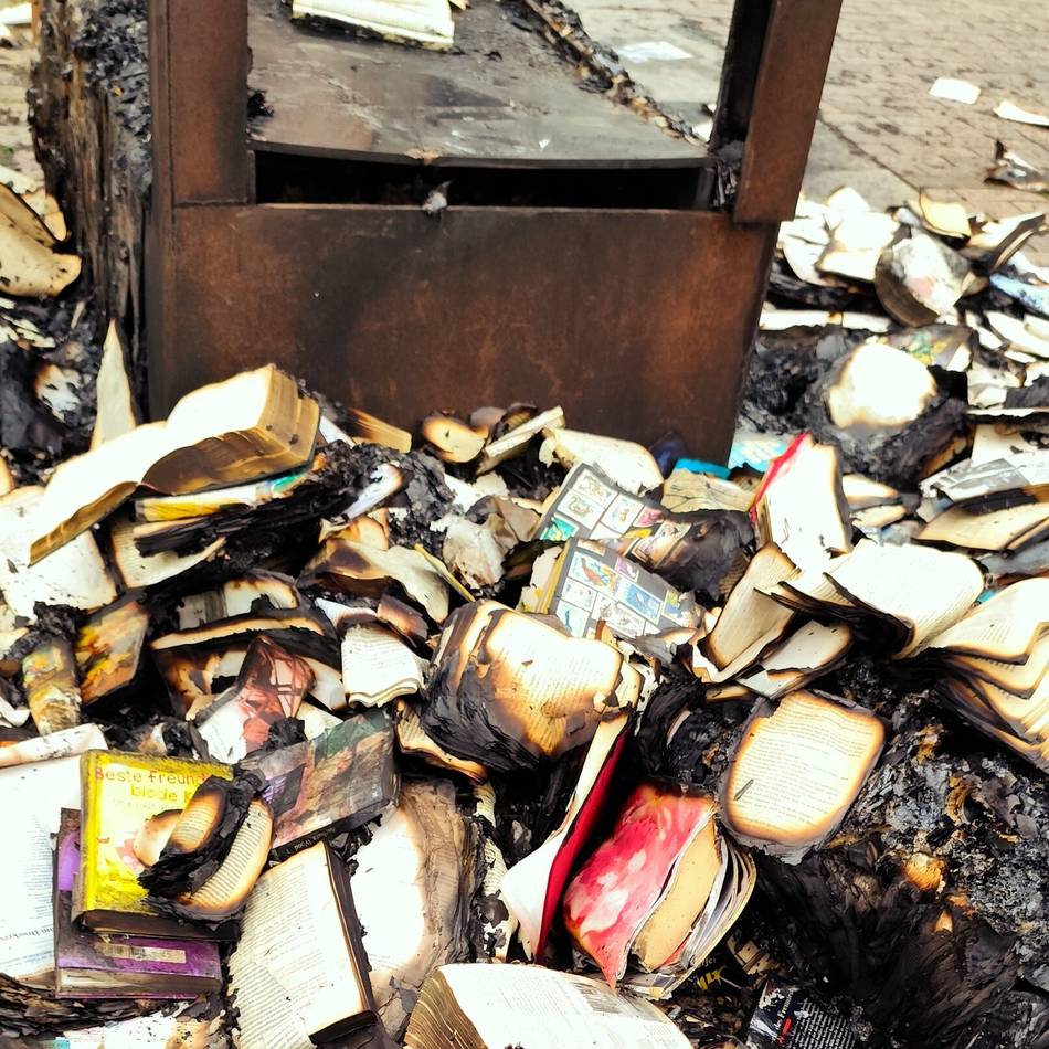 Bereits zum dritten Mal: Bücherschrank in West durch Brand komplett zerstört